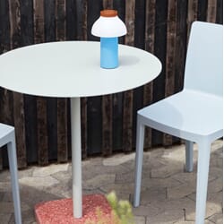 58596-1_Rel Elementaire_Chair_blue_grey_Terrazzo_Table_Round_sky_grey_red_base_PC_Portable_blue.jpg