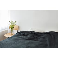 506391_Rel Crinkle Bedspread anthracite_Result Chair_Colour Vase.jpg