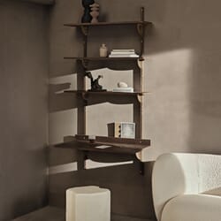 fermLIVING_SS24_SectorShelfTripleWide_SmokedOakBrass_1104269294_SectorDesk_SmokedOakBrass_1104269295_StaffaStool_Ivory_1104267968_01.jpg