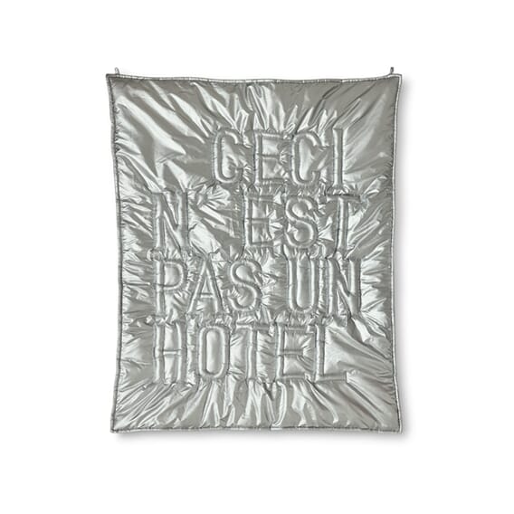 Veggkunst  'Ceci n'est pas un hôtel'  (1).jpg