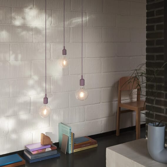 22955-en-e27-dusty-lilac-workshop-chair-oak-kink-vase-light-blue-muuto-org.jpg
