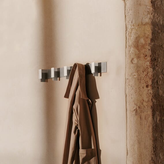 FermLiving_SS25_LagerCoatRack_Aluminium_Aluminium_1104270762_LagerLowRack_Aluminium_1104270954.jpg
