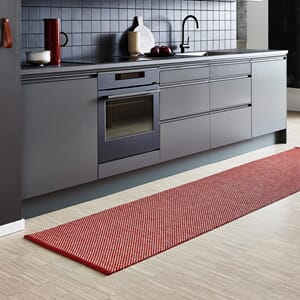 pappelina_effi_dark_red_kitchen_creative.jpg
