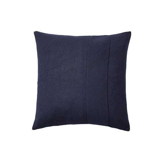 80213 Layer-cushion-midnight-blue-50x50-cm-Muuto-5000x5000-hi-res.jpg