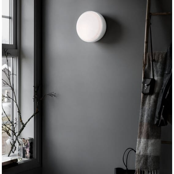 640 Over-Me_30_White-wall-Low_res_Photo-Chris_Tonnesen-583x819.jpg